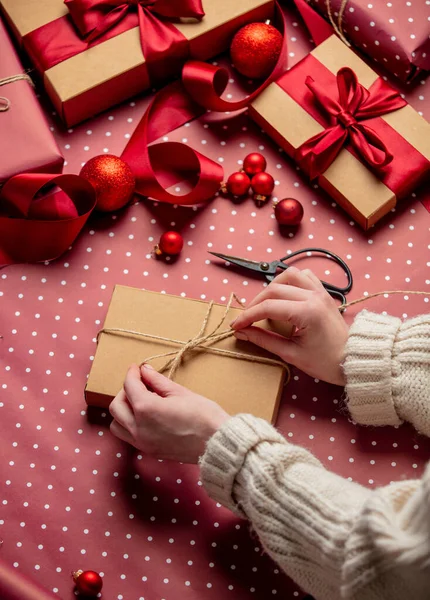 Mujer Envolviendo Una Caja Regalo Para Una Navidad — Foto de Stock