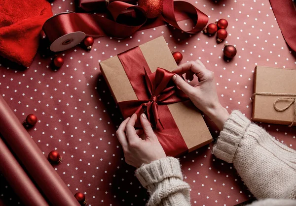 Mulher Embrulhando Uma Caixa Presente Para Natal — Fotografia de Stock