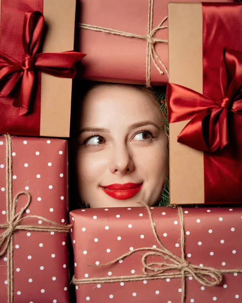Smiling Cara Mulher Branca Com Caixas Presente Natal — Fotografia de Stock