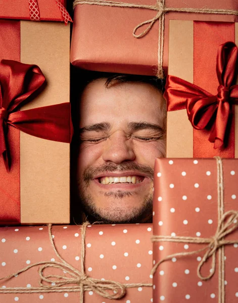 Homem Com Presentes Perto Rosto — Fotografia de Stock