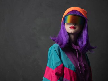 80 'lerin eşofmanı ve VR gözlüklü stil kadını. 