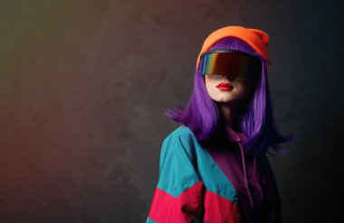 80 'lerin eşofmanı ve VR gözlüklü stil kadını. 