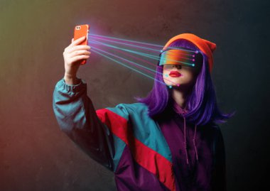 VR gözlüklü stil korsanı kadın cep telefonuyla. 