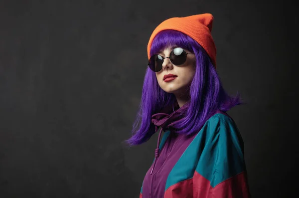 Mujer Estilo Traje Deportivo Gafas Sol Sobre Fondo Oscuro —  Fotos de Stock