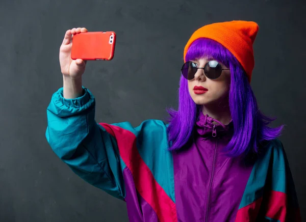 Stile Donna Tuta Sportiva Occhiali Sole Utilizzando Telefono Cellulare Sfondo — Foto Stock