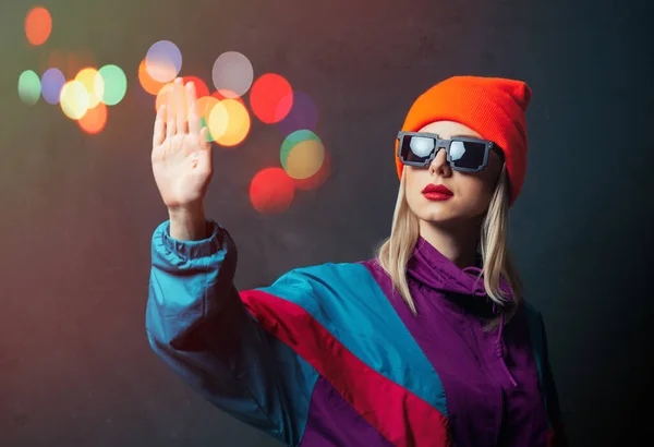 Estilo Mulher Terno Esporte Óculos Sol Fundo Escuro — Fotografia de Stock