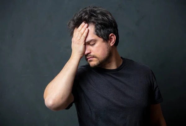 Cansado Morena Homem Preto Shirt Fundo Escuro — Fotografia de Stock