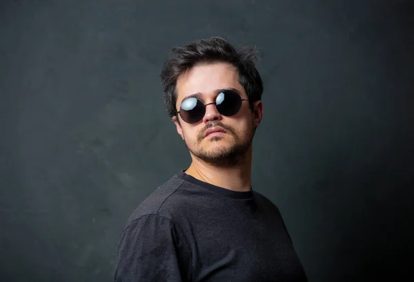 Estilo Hombre Gafas Sol Sobre Fondo Oscuro — Foto de Stock