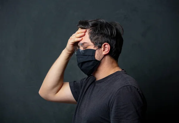 Cansado Morena Homem Preto Facemask Fundo Escuro — Fotografia de Stock