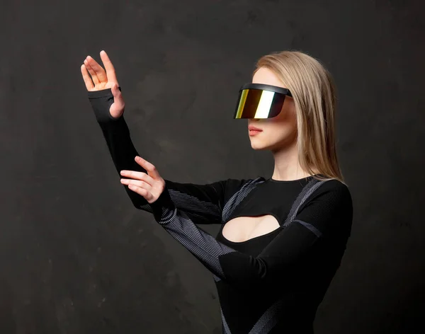 Mujer Androide Rubia Gafas Traje Sobre Fondo Oscuro —  Fotos de Stock