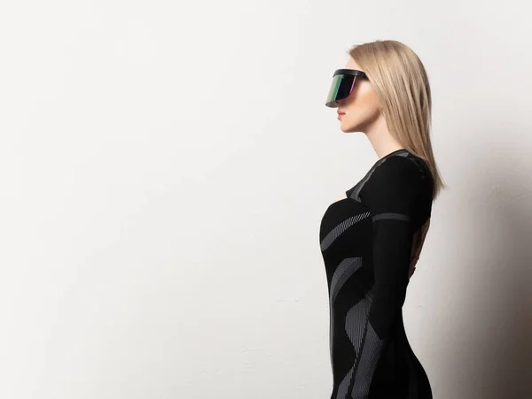 Mujer Androide Rubia Gafas Traje Sobre Fondo Blanco —  Fotos de Stock