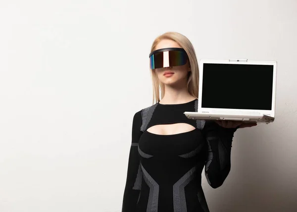 Blondynka Android Kobieta Okularach Laptop Białym Tle — Zdjęcie stockowe