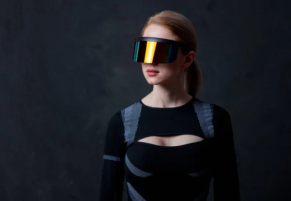 Blonde Androidfrau Mit Brille Und Anzug Auf Dunklem Hintergrund — Stockfoto