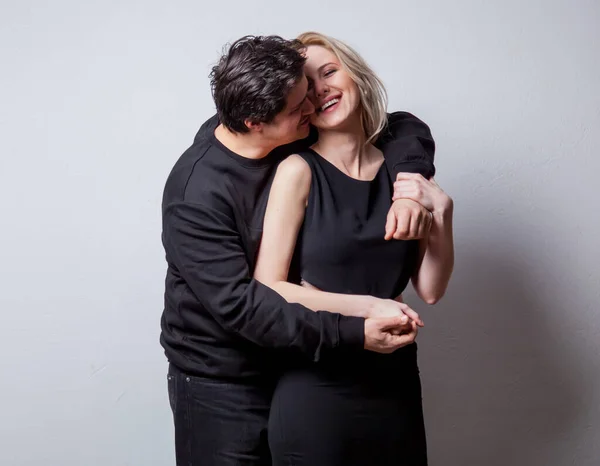 Kaukasische Heterosexuelle Mann Und Frau Schwarzen Kleidern Auf Weißem Hintergrund — Stockfoto