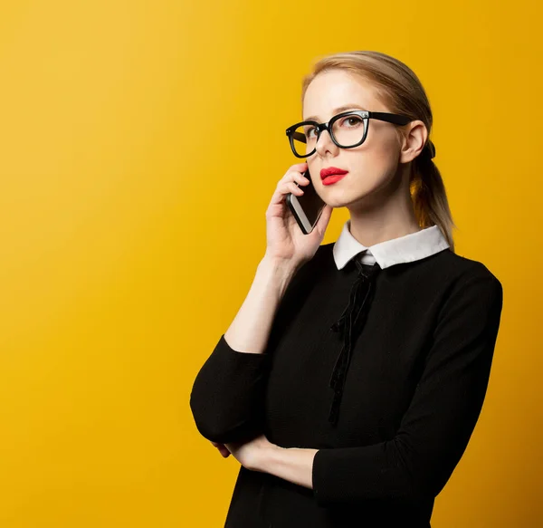 Stijl Vrouw Zwart Formele Kleding Met Mobiele Telefoon Gele Achtergrond — Stockfoto