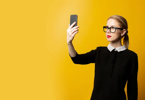 Styl Žena Černé Formální Oblečení Mobilním Telefonem Žlutém Pozadí — Stock fotografie