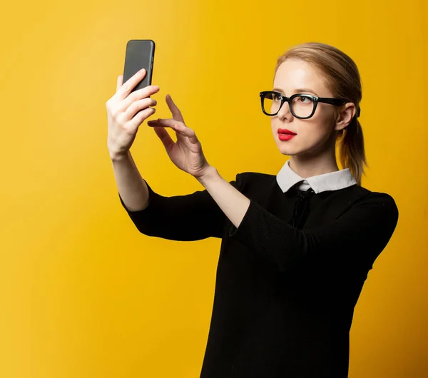 Stijl Vrouw Zwart Formele Kleding Met Mobiele Telefoon Gele Achtergrond — Stockfoto