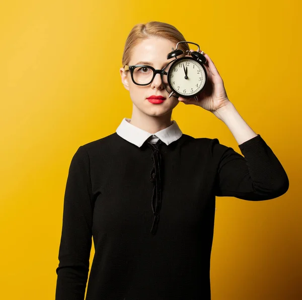 Estilo Mulher Roupas Formais Pretas Com Despertador Fundo Amarelo — Fotografia de Stock