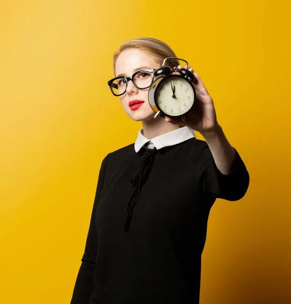 Estilo Mulher Roupas Formais Pretas Com Despertador Fundo Amarelo — Fotografia de Stock