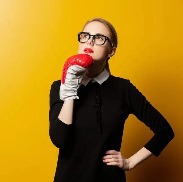 Estilo Mulher Roupas Formais Pretas Com Luva Boxe Fundo Amarelo — Fotografia de Stock