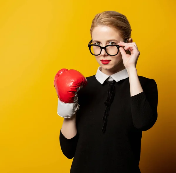 Estilo Mulher Roupas Formais Pretas Com Luva Boxe Fundo Amarelo — Fotografia de Stock