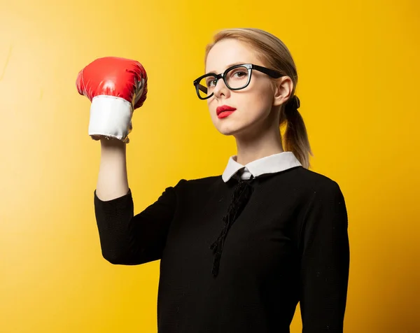 Estilo Mulher Roupas Formais Pretas Com Luva Boxe Fundo Amarelo — Fotografia de Stock