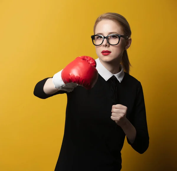 Style Kvinna Svart Formella Kläder Med Boxningshandske Gul Bakgrund — Stockfoto