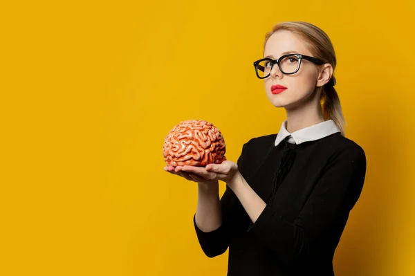 黄色の背景に人間の脳を持つスタイルの女性 — ストック写真