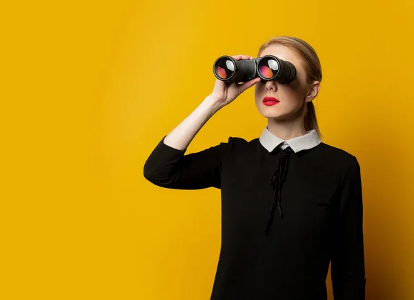 Stilvolle Frau Schwarzer Formeller Kleidung Mit Fernglas Auf Gelbem Hintergrund — Stockfoto