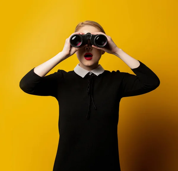 Mujer Estilo Ropa Formal Negra Con Binocular Sobre Fondo Amarillo —  Fotos de Stock