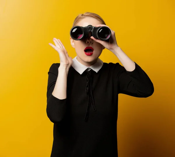 Stilvolle Frau Schwarzer Formeller Kleidung Mit Fernglas Auf Gelbem Hintergrund — Stockfoto