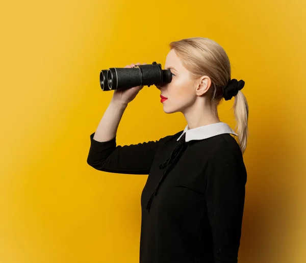 Estilo Mulher Roupas Formais Pretas Com Binocular Fundo Amarelo — Fotografia de Stock