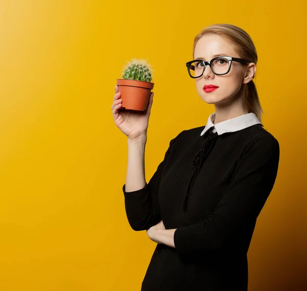 Mujer Estilo Ropa Formal Negra Con Cactus Sobre Fondo Amarillo — Foto de Stock