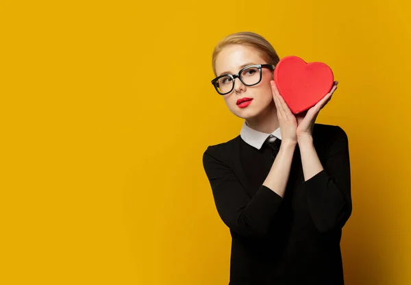 Mujer Con Caja Regalo Forma Corazón Sobre Fondo Amarillo — Foto de Stock