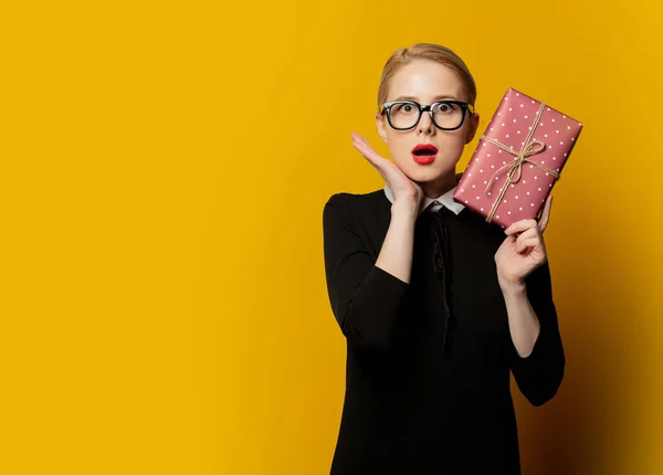 Estilo Mulher Roupas Formais Pretas Com Caixa Presente Fundo Amarelo — Fotografia de Stock