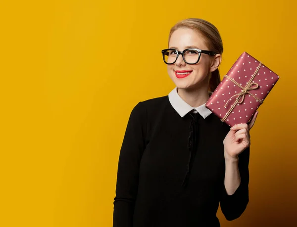 Estilo Mulher Roupas Formais Pretas Com Caixa Presente Fundo Amarelo — Fotografia de Stock