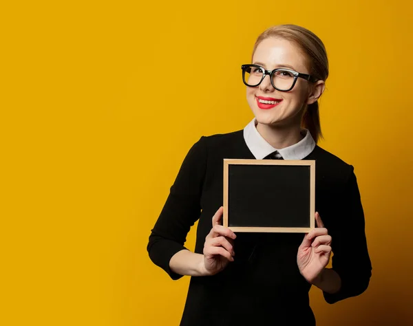 Femme Avec Une Planche Cadre Sur Fond Jaune — Photo