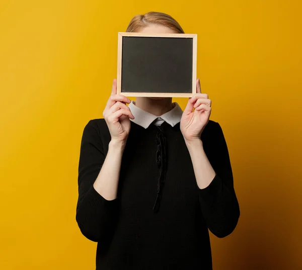 Vrouw Met Een Frame Board Gele Achtergrond — Stockfoto