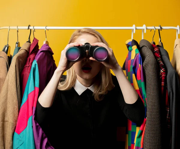 Mujer Estilo Vestido Formal Negro Con Binocular Ropa Riel Sobre —  Fotos de Stock