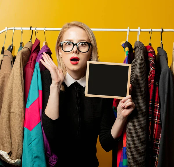 Style Kvinna Svart Formell Klänning Hold Board Bredvid Kläder Järnväg — Stockfoto