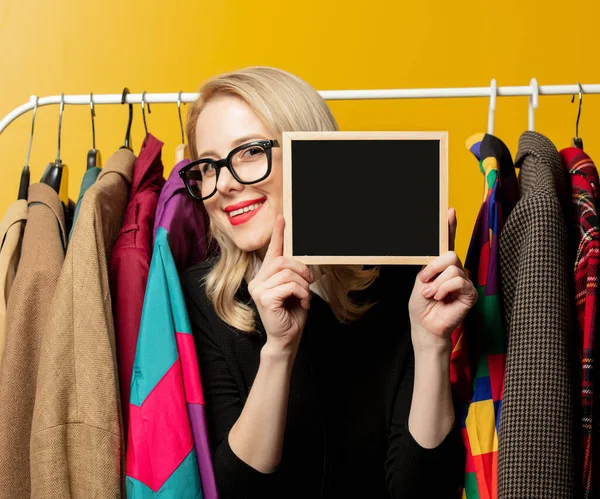 Style Kvinna Svart Formell Klänning Hold Board Bredvid Kläder Järnväg — Stockfoto