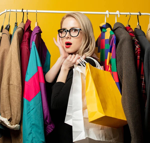 Estilo Mujer Vestido Formal Negro Mantenga Bolsas Compras Junto Ropa —  Fotos de Stock