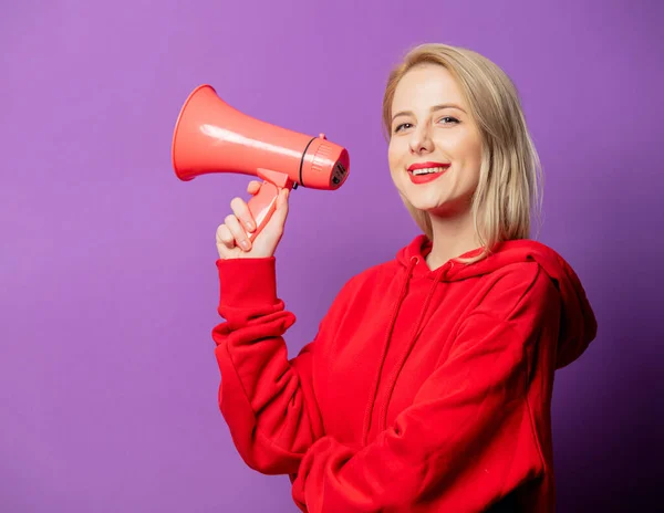 Chica Rubia Sudadera Roja Sobre Fondo Morado —  Fotos de Stock