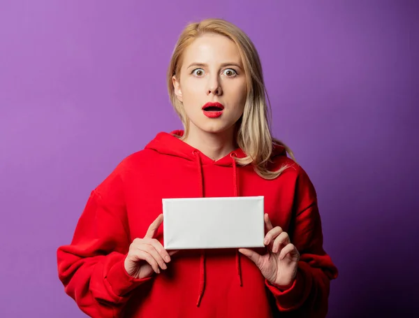 Blondes Mädchen Rotem Sweatshirt Hält Weißes Banner Auf Lila Hintergrund — Stockfoto