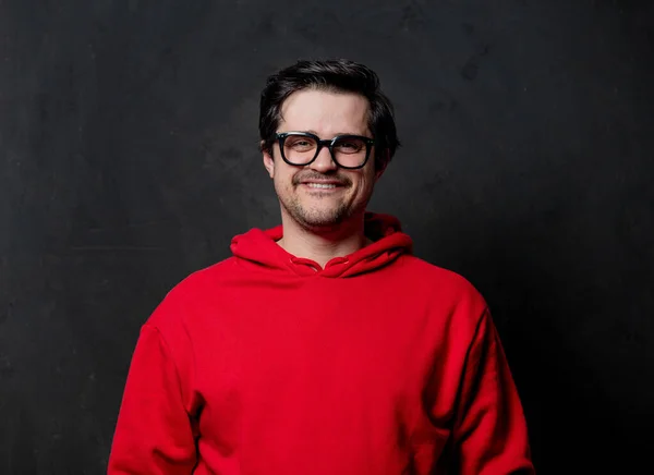 Weißer Nerd Roten Sweatshirt Auf Dunklem Hintergrund — Stockfoto