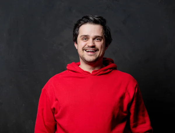 Chico Blanco Sonriente Sudadera Roja Sobre Fondo Oscuro — Foto de Stock