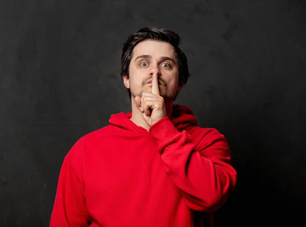 Blanke Man Rood Sweatshirt Tonen Rustige Gebaar Donkere Achtergrond — Stockfoto