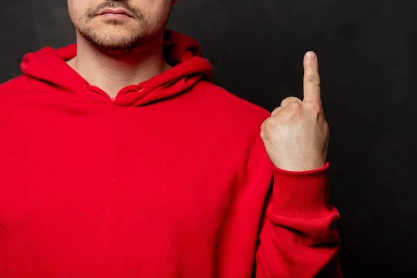 Biały Facet Czerwonej Bluzie Pokazać Palec Gest Punkt Ciemnym Tle — Zdjęcie stockowe