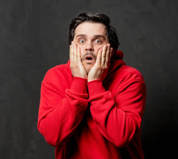 Chico Blanco Sorprendido Sudadera Roja Sobre Fondo Oscuro — Foto de Stock