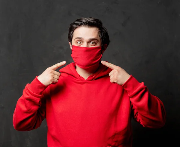 Ragazzo Sorpreso Felpa Rossa Maschera Viso Sfondo Scuro — Foto Stock